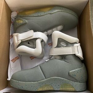 Original 2015 Back to the Future Air Mags-Gray and White Excellent Condition ⭐️